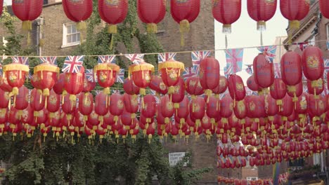 Cerca-De-Linternas-De-Papel-Que-Decoran-Las-Calles-De-Chinatown-En-Londres,-Inglaterra