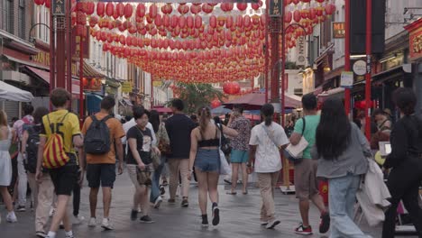 Menge-Von-Sommertouristen,-Die-Entlang-Der-Gerrard-Street-In-Chinatown-In-London-England-Großbritannien-1-Spazieren