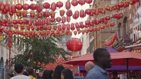 Menge-Von-Sommertouristen,-Die-Entlang-Der-Gerrard-Street-In-Chinatown-In-London-England-Großbritannien-4-Spazieren