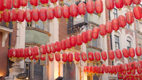 Cerca-De-Linternas-De-Papel-Que-Decoran-Gerrard-Street-En-Chinatown-En-Londres,-Inglaterra,-Reino-Unido-3