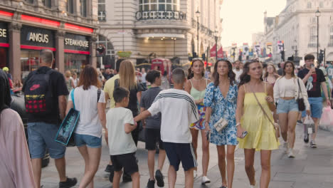 Crowd-Of-Summer-Tourists-Walking-From-Leicester-Square-Towards-Piccadilly-Circus-In-London-England-UK
