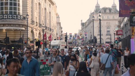 Multitud-De-Turistas-De-Verano-Caminando-Desde-Leicester-Square-Hacia-Piccadilly-Circus-En-Londres-Inglaterra-Reino-Unido-1