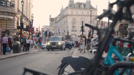 Crowd-Of-Summer-Tourists-Walking-Around-Piccadilly-Circus-And-Statue-Of-Eros-In-London-England-UK