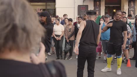 Artistas-Callejeros-Entreteniendo-A-Los-Turistas-En-Piccadilly-Circus-En-Londres-England-Reino-Unido-1