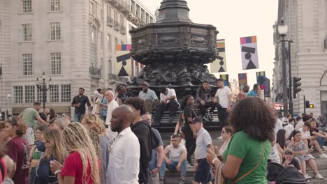 Crowd-Of-Summer-Tourists-Around-Statue-Of-Eros-In-Piccadilly-Circus-London-England-UK-1
