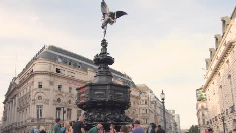 Crowd-Of-Summer-Tourists-Around-Statue-Of-Eros-In-Piccadilly-Circus-London-England-UK-2