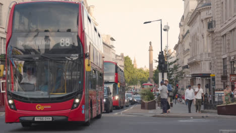 Verkehrsknotenpunkt-In-London-Mit-Bussen,-Autos,-Radfahrern-Und-Fußgängern