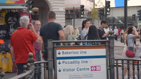 Eingang-Zur-U-Bahnstation-Piccadilly-Und-Touristische-Souvenirstände-Am-Piccadilly-Circus-London-England-Großbritannien