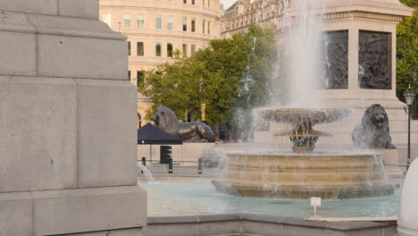 Trafalgar-Square-Mit-Brunnen-Am-Fuß-Der-Nelsons-Column-In-London-England-Uk