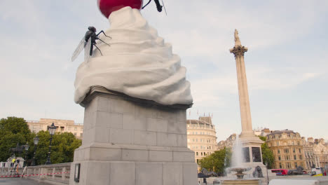 Trafalgar-Square-Con-Fuentes-Alrededor-De-La-Columna-De-Nelson-Y-La-Escultura-En-El-Cuarto-Zócalo-En-Londres-England-Reino-Unido