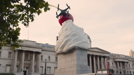 Trafalgar-Square-Con-La-Galería-Nacional-Y-La-Escultura-De-Arte-Moderno-En-El-Cuarto-Zócalo-En-Londres,-Inglaterra,-Reino-Unido