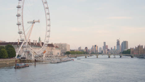 Horizonte-Desde-El-Puente-De-Hambreford-Sobre-El-Támesis-Con-El-Puente-London-Eye-Westminster-Y-Las-Casas-Del-Parlamento