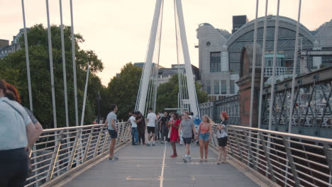 Hungerford-Pedestrian-Bridge-Towards-Charing-Cross-Rail-Station-With-Tourists-In-London-England-UK