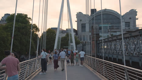 Hungerford-Pedestrian-Bridge-Towards-Charing-Cross-Rail-Station-With-Tourists-In-London-England-UK-1