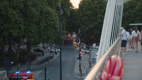 Blick-Auf-Den-Verkehr-Auf-Dem-Damm-In-Der-Abenddämmerung-Von-Der-Hungerford-Bridge-London-England-Uk