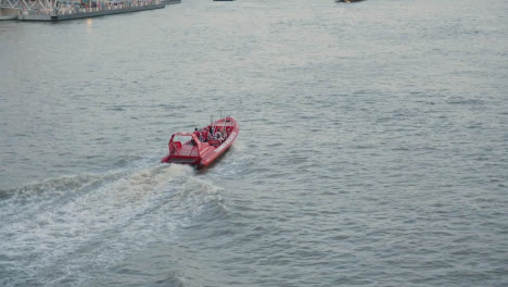 Touristisches-Schnellboot,-Das-In-Der-Dämmerung-Passagiere-Für-Eine-Reise-Auf-Der-Themse-London-England-Uk-Nimmt