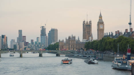 Tourist-Sightseeing-Boat-Taking-Passengers-For-Trip-On-River-Thames-Past-Houses-Of-Parliament-At-Dusk-1