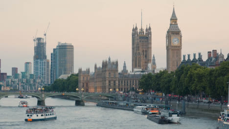 Skyline-über-Themse-Mit-Big-Ben-Westminster-Bridge-Und-Houses-Of-Parliament