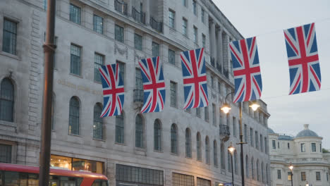 Union-Jack-Flaggen-Hingen-Auf-Der-Anderen-Straßenseite-In-London-England-Vereinigtes-Königreich