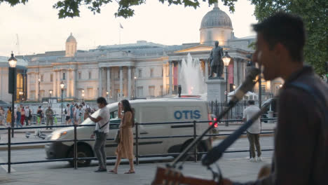 Músico-Callejero-Con-Guitarra-Para-Turistas-En-Trafalgar-Square-En-Londres,-Inglaterra,-Reino-Unido-2