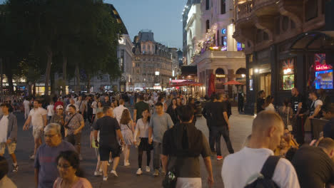 Menge-Von-Sommertouristen,-Die-In-Der-Abenddämmerung-In-London,-England,-Großbritannien,-Auf-Dem-Leicester-Square-Spazieren-Gehen