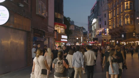 Menge-Von-Sommertouristen,-Die-In-Der-Abenddämmerung-In-London,-England,-Großbritannien,-Auf-Dem-Leicester-Square-Spazieren-Gehen-2