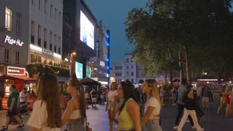 Multitud-De-Turistas-De-Verano-Caminando-En-Leicester-Square-Al-Atardecer-En-Londres-Inglaterra-Reino-Unido-5