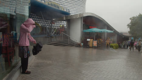 The-Bullring-Shopping-Centre-With-Shoppers-In-Birmingham-UK-On-Rainy-Day
