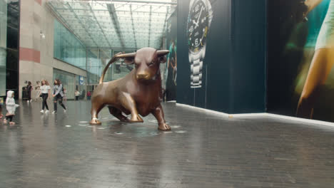 Estatua-Fuera-Del-Centro-Comercial-Bullring-Con-Compradores-En-Birmingham-Uk