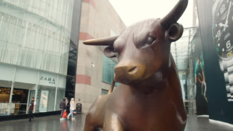 Estatua-Fuera-Del-Centro-Comercial-Bullring-Con-Compradores-En-Birmingham-Uk-3