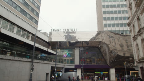 El-Gran-Centro-Comercial-Central-Con-Compradores-En-Birmingham-Uk-En-Día-Lluvioso