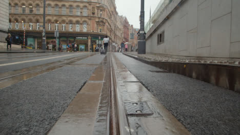 Líneas-De-Tranvía-Frente-Al-Centro-Comercial-Grand-Central-En-Birmingham-Uk-El-Día-Lluvioso-3