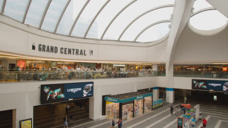 El-Gran-Centro-Comercial-Central-Y-La-Nueva-Estación-De-Tren-De-La-Calle-Con-Compradores-En-Birmingham,-Reino-Unido-3