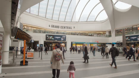 El-Gran-Centro-Comercial-Central-Y-La-Nueva-Estación-De-Tren-De-La-Calle-Con-Compradores-En-Birmingham,-Reino-Unido-7