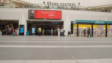 El-Gran-Centro-Comercial-Central-Y-La-Nueva-Estación-De-Tren-De-La-Calle-Con-Compradores-En-Birmingham,-Reino-Unido-9