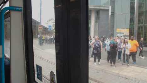 Blick-Von-Innen-Straßenbahn-Durch-Fenster-Des-Stadtzentrums-In-Birmingham,-Großbritannien