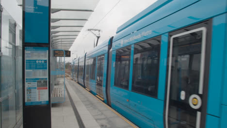Straßenbahn-Haltestelle-Haltestelle-Plattform-In-Birmingham,-Vereinigtes-Königreich
