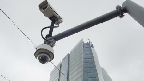 CCTV-Kameras-An-Der-Haltestelle-Der-Straßenbahnhaltestelle-Von-Bürogebäuden-In-Birmingham,-Großbritannien