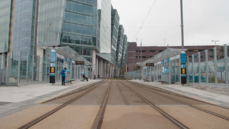 Plataforma-De-Parada-De-La-Estación-De-Tranvía-Por-Edificios-De-Oficinas-En-Birmingham,-Reino-Unido-1
