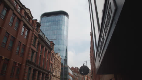 Straße-Mit-Alten-Und-Modernen-Gebäuden-Und-Büros-In-Birmingham,-Großbritannien