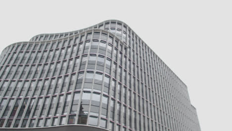 Straße-Mit-Alten-Und-Modernen-Gebäuden-Und-Büros-In-Birmingham,-Großbritannien-2