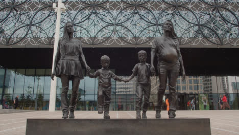 Exterior-Del-Edificio-Moderno-Y-La-Estatua-De-La-Familia-En-La-Plaza-Del-Centenario-En-Birmingham,-Reino-Unido-3