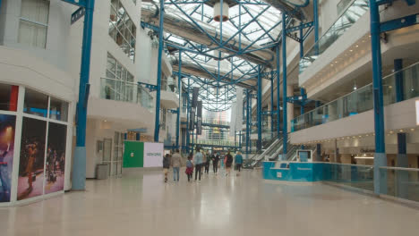Interior-Del-Centro-Comercial-Con-Compradores-En-Birmingham-Uk