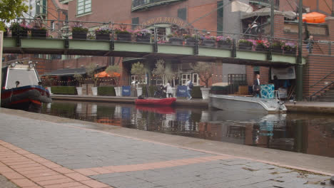 Canal-With-Tourists-At-Brindley-Place-In-Birmingham-UK-2