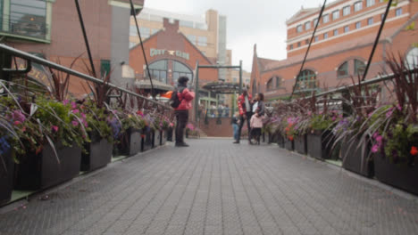 Brücke-über-Den-Kanal-Mit-Touristen-Am-Brindley-Place-In-Birmingham,-Großbritannien