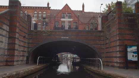 Blick-Vom-Boot-Auf-Den-Kanal,-Der-In-Den-Bridge-Street-Tunnel-In-Birmingham,-Großbritannien,-Einfährt