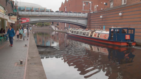 Kanalboot-Mit-Touristen-Am-Brindley-Place-In-Birmingham-Uk-5