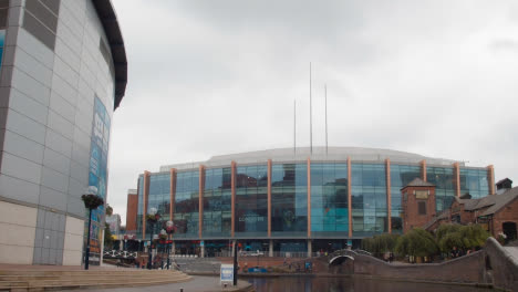 Blick-Vom-Kanalboot-Auf-Geschäfte-Und-Bürogebäude-In-Birmingham,-Großbritannien-1