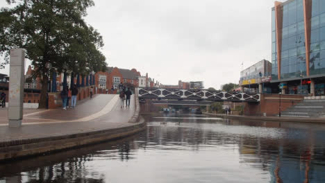 Blick-Vom-Kanalboot-Auf-Geschäfte-Und-Bürogebäude-In-Birmingham,-Großbritannien-2