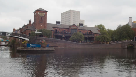 Vista-Desde-El-Canal-Boat-De-Tiendas-Y-Edificios-De-Oficinas-En-Birmingham-Uk-3